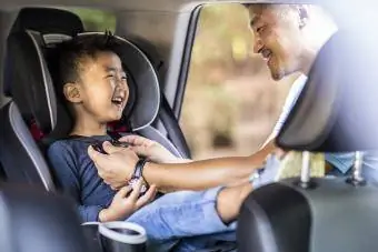 Baba oğlunu araba koltuğuna oturttu