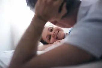 Πατέρας ξαπλωμένος στο κρεβάτι και μιλά στον γιο του