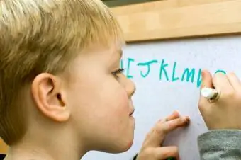 ребенок пишет алфавит