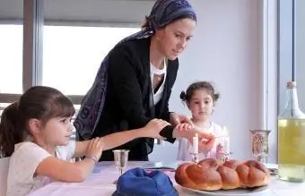 A zsidó család szombaton gyertyát gyújt
