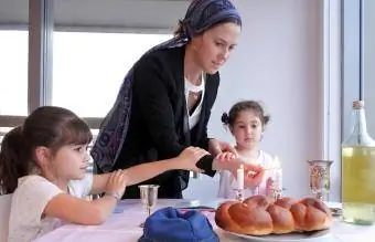 Jødisk familie tænder sabbatslys