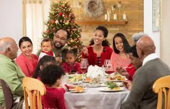 Keluarga makan makan malam Natal