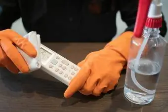 Mujer con guantes de goma limpiando a distancia