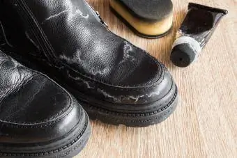 chaussures noires pour hommes endommagées par des taches de sel