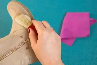 czyszczenie plam z soli na zamszowych butach za pomocą szczotki
