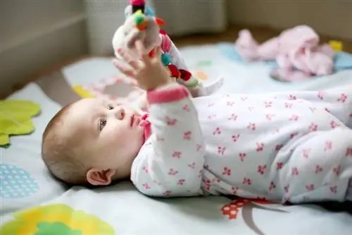 10 jouets simples pour bébé à faire soi-même pour les aider à apprendre