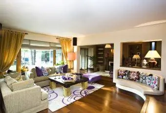 Obývací pokoj s fialovými akcenty
