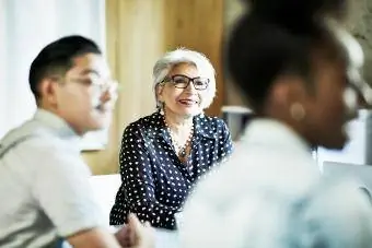 Mulher de negócios madura sorridente