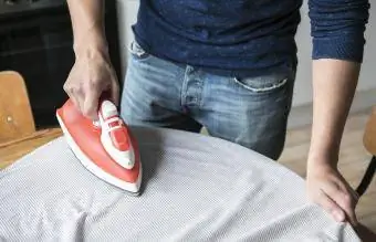 mann stryker skjorte på bordet