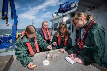 علماء الأحياء البحرية في مهنة علم المحيطات على متن القوارب