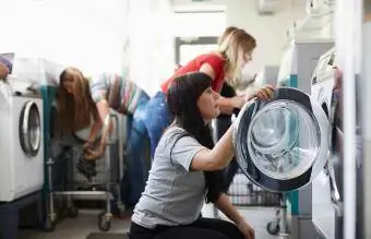 γυναίκα στο πλυντήριο