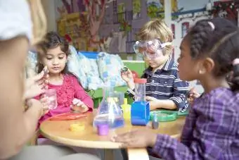 Kinders wat wetenskap-eksperiment aan tafel in voorskoolse doen