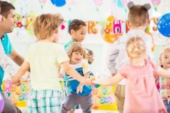 Verspielte Kinder tanzen