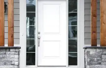 λευκή μπροστινή πόρτα