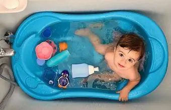 nadó a la banyera amb joguines