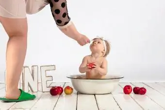 Kleines Mädchen wird für ein Fotoshooting vorbereitet