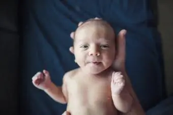 Overhead portret van pasgeboren babyjongen vastgehouden door vader