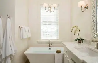Luksuzna kupaonica u bijeloj boji