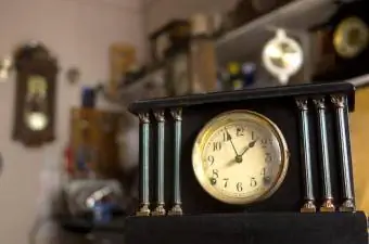 ura s črnim plaščem