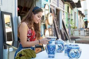 dona al mercat de puces afegint-se a la col·lecció de plats blaus