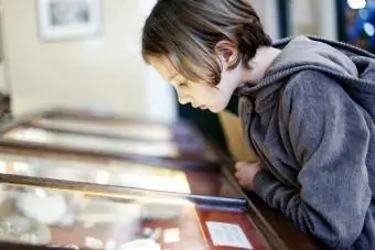 աղջիկը նայում է թանգարանի ցուցադրությանը
