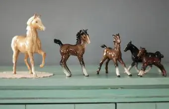 Cinc figuretes de cavalls