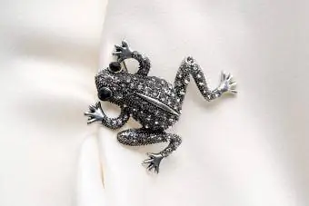 Srebrni broš u obliku žabe s malim kamenčićima