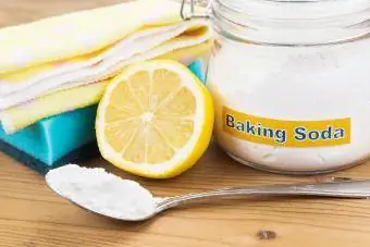Zuiveringszout, citroen, spons en handdoek voor reiniging