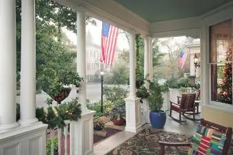 Első veranda és kertek amerikai zászlóval
