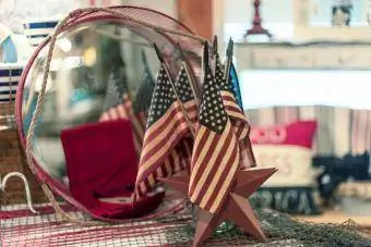 Patriotisku svētku rotājumu Amerikas karogu demonstrēšana