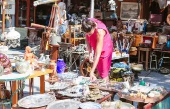 Frau auf einem Flohmarkt