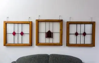 חלונות ויטראז'ים עם מסגרת עץ