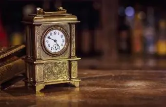 שעון עתיק על שולחן עץ