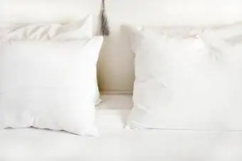 Bílé polštáře na posteli