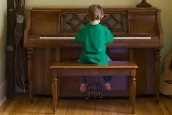 pojke spelar piano hemma