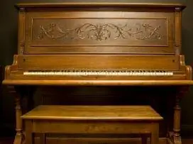 Piano et banc anciens