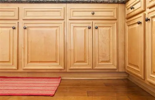 4 moduri dovedite de a curăța dulapuri de bucătărie din lemn lipicios