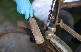 Limpiar el óxido de una bicicleta antigua.