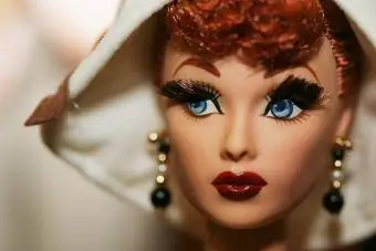 Λατρεύω την κούκλα Lucy από την 5η ετήσια Barbie