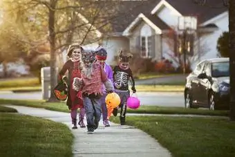 Børn trick-or-treating på Halloween