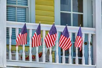 Amerikaanse vlag gedrapeerd op balkon van huis