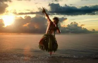 مرد هاوایی در حال رقص هولا