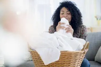 महिला साफ तौलिये को सूंघ रही है