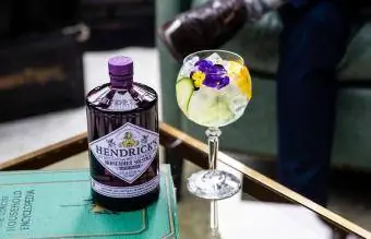 Hendrickin juhannuspäivänseisauksen gin