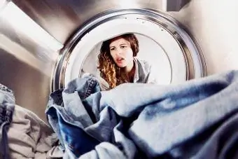 Çamaşırlara uzanırken mutsuz görünen kadın