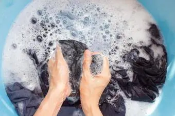 شستن لباس ها با دست