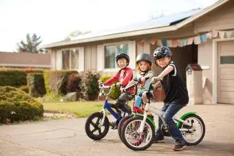 Garçons du quartier à vélo