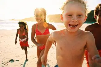 სანაპიროზე გაშვებული ბავშვების ჯგუფის პორტრეტი
