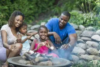 familie die smores eet