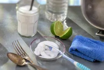Bicarbonato di sodio, limone con spugna e asciugamano per una pulizia efficace